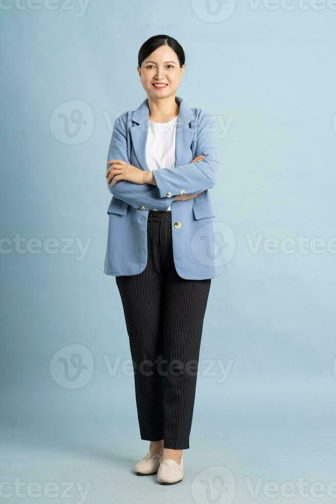 lleno cuerpo foto de un de edad mediana mujer de negocios
