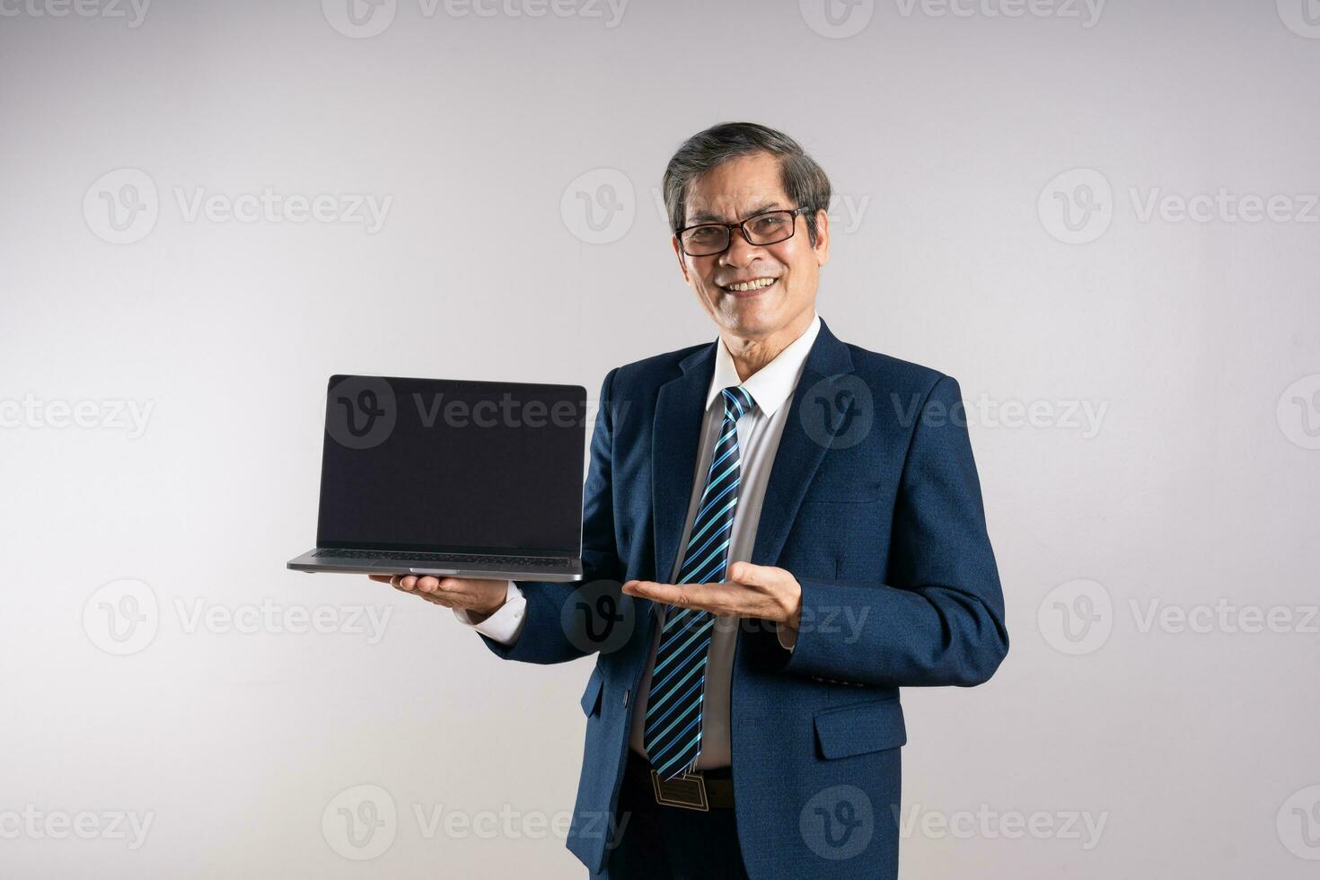 retrato de un mayor asiático empresario, posando en un azul antecedentes foto