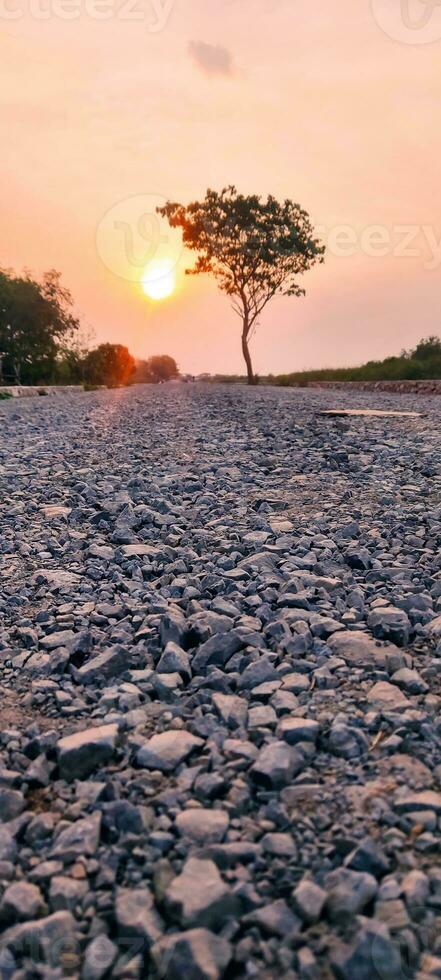 rocoso la carretera y puesta de sol foto