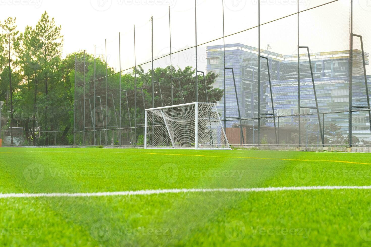 un fútbol campo ver desde fuera de el cerca, enfoque en el campo, después algunos ediciones foto