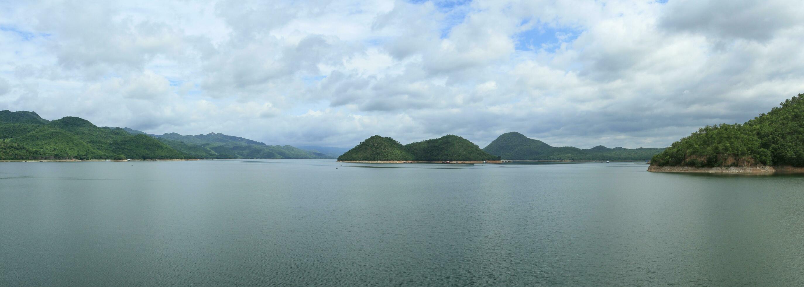 cámping suelo, srinakarin presa, eso kradan, si serrucho distrito, kanchanaburi, Tailandia foto