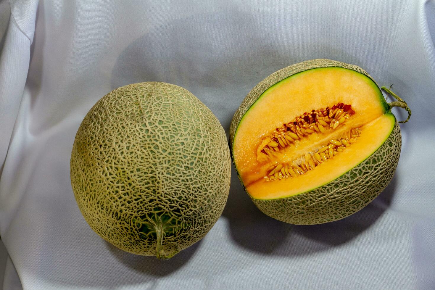 Cantalupo rebanado y metido en blanco paño. foto