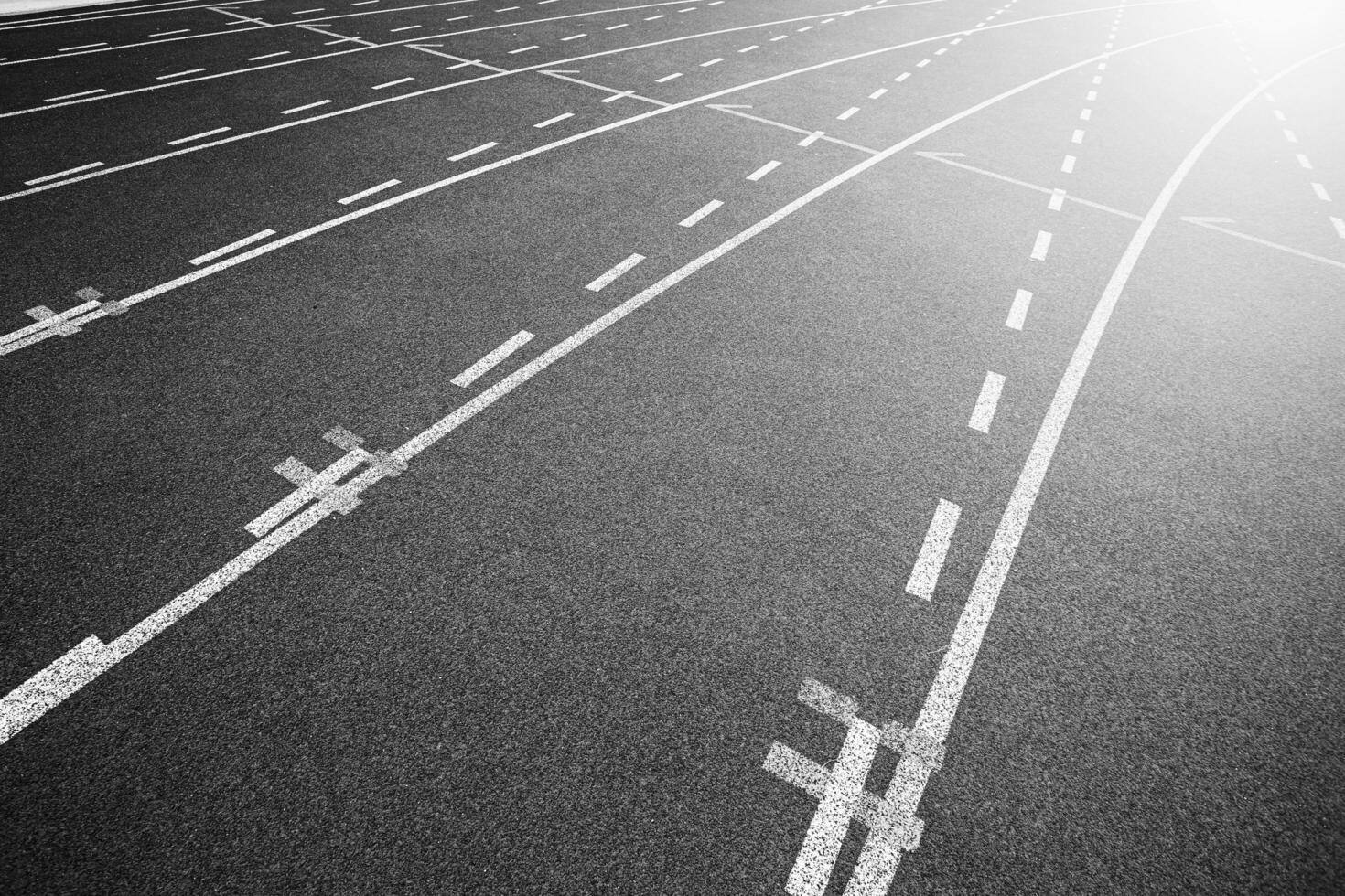 blanco líneas de estadio y textura de corriendo pista negro caucho pistas de carreras en al aire libre estadio son 8 pista y verde césped campo,vacío atletismo estadio con pista. foto