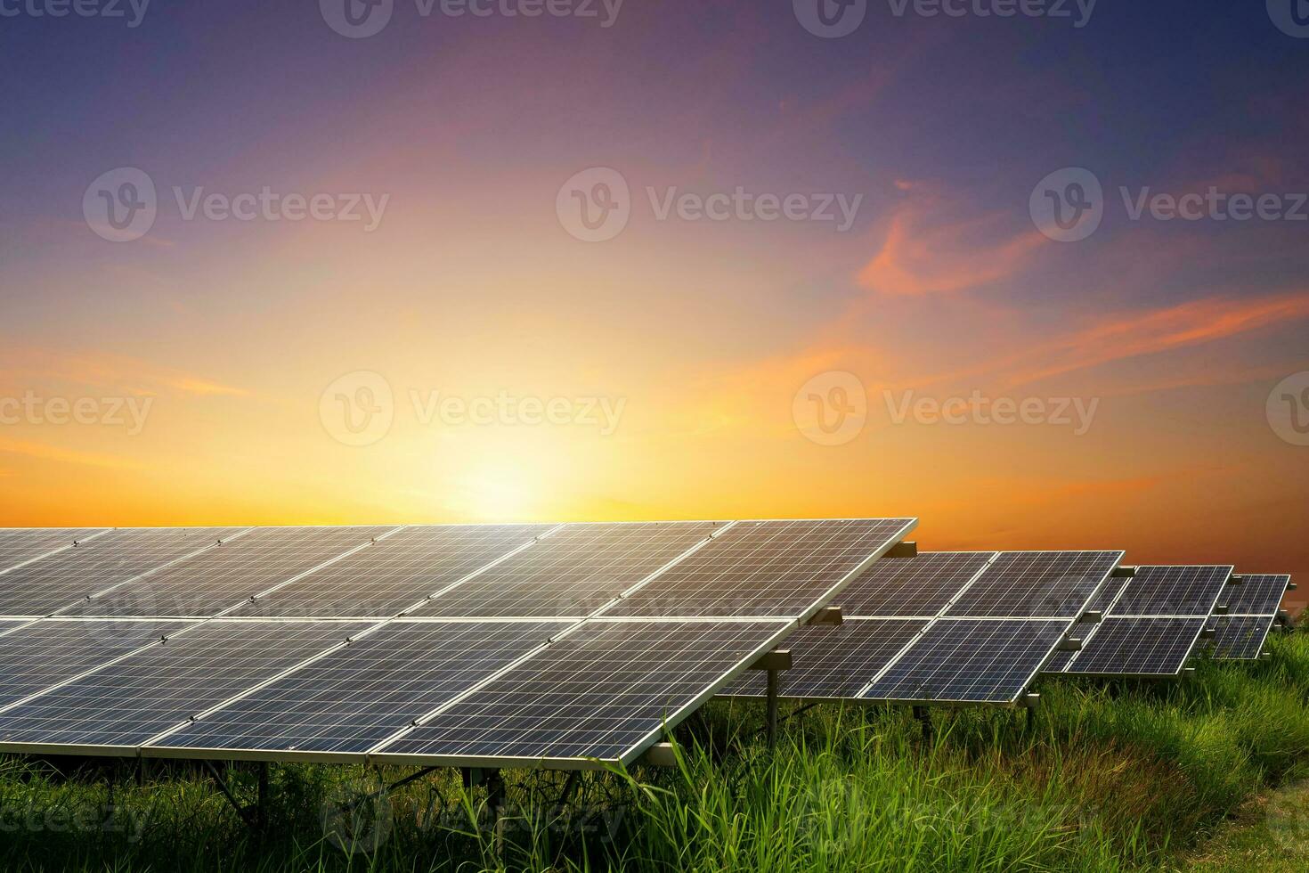 Panel solar en el espectacular fondo del cielo al atardecer, concepto de energía alternativa foto