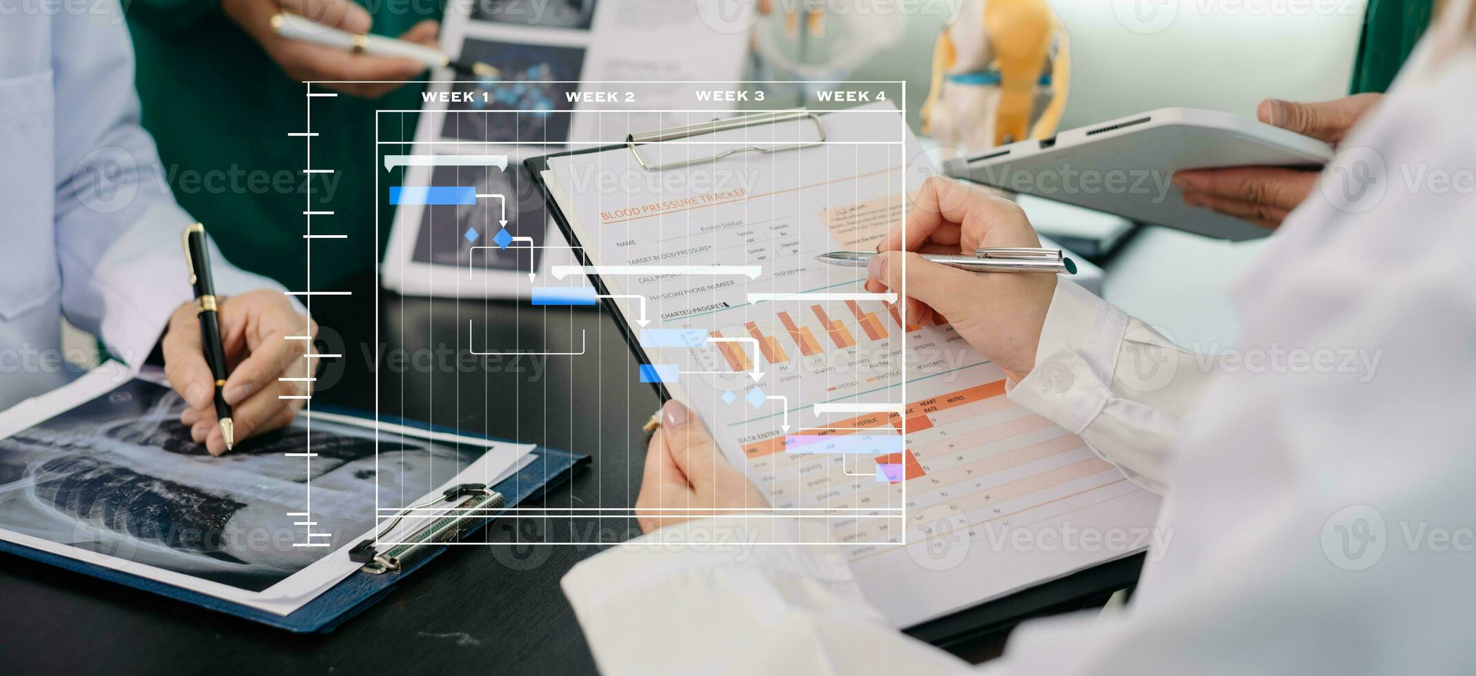 gerente de proyecto que trabaja y actualiza las tareas con el diagrama de programación de diagramas de Gantt en el hospital. médico inteligente de éxito que trabaja con un médico inteligente foto