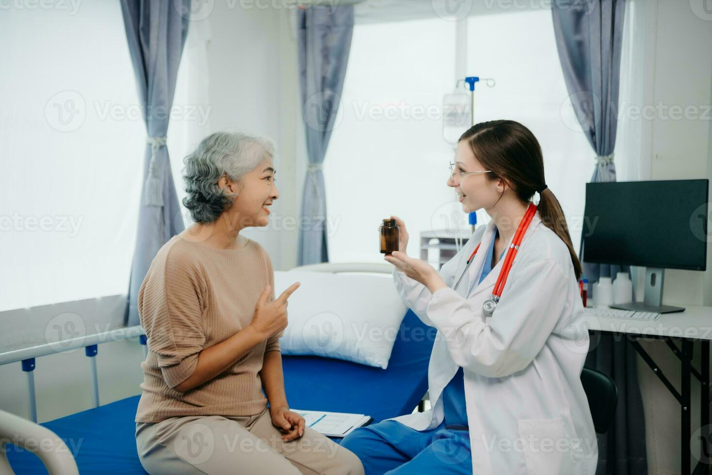 médico en blanco traje tomar notas mientras que se discute y asiático anciano, mujer paciente quien acostado en cama con recepción salina solución en hospital o clínica. foto