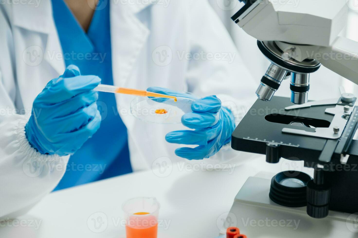 moderno médico investigación laboratorio. hembra científico trabajando con micro pipetas analizando bioquímico muestras, avanzado Ciencias químico laboratorio foto