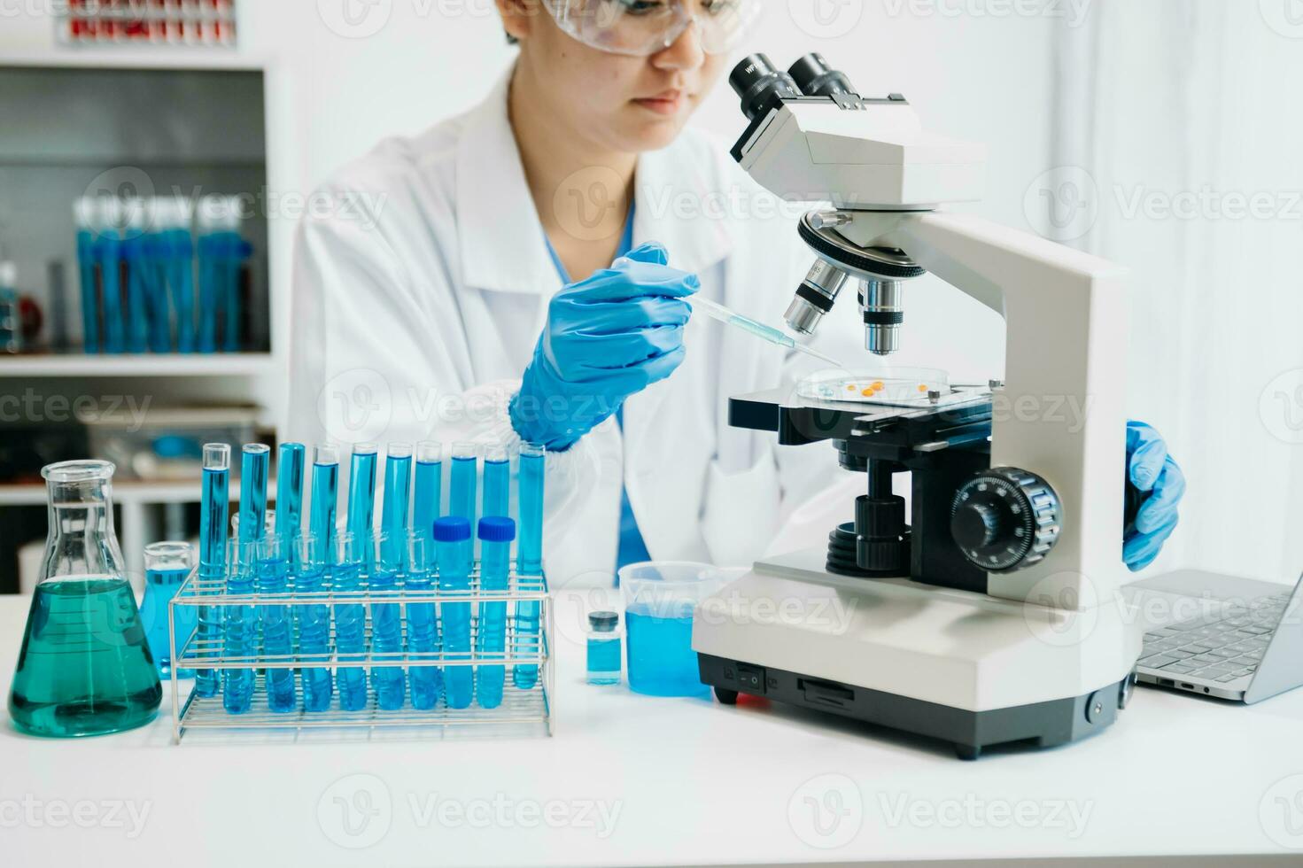 moderno médico investigación laboratorio. hembra científico trabajando con micro pipetas analizando bioquímico muestras, avanzado Ciencias químico laboratorio foto