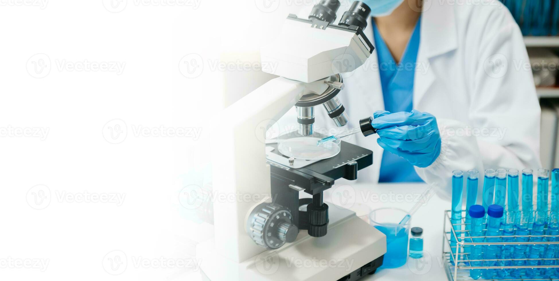 moderno médico investigación laboratorio. hembra científico trabajando con micro pipetas analizando bioquímico muestras, avanzado Ciencias químico laboratorio foto