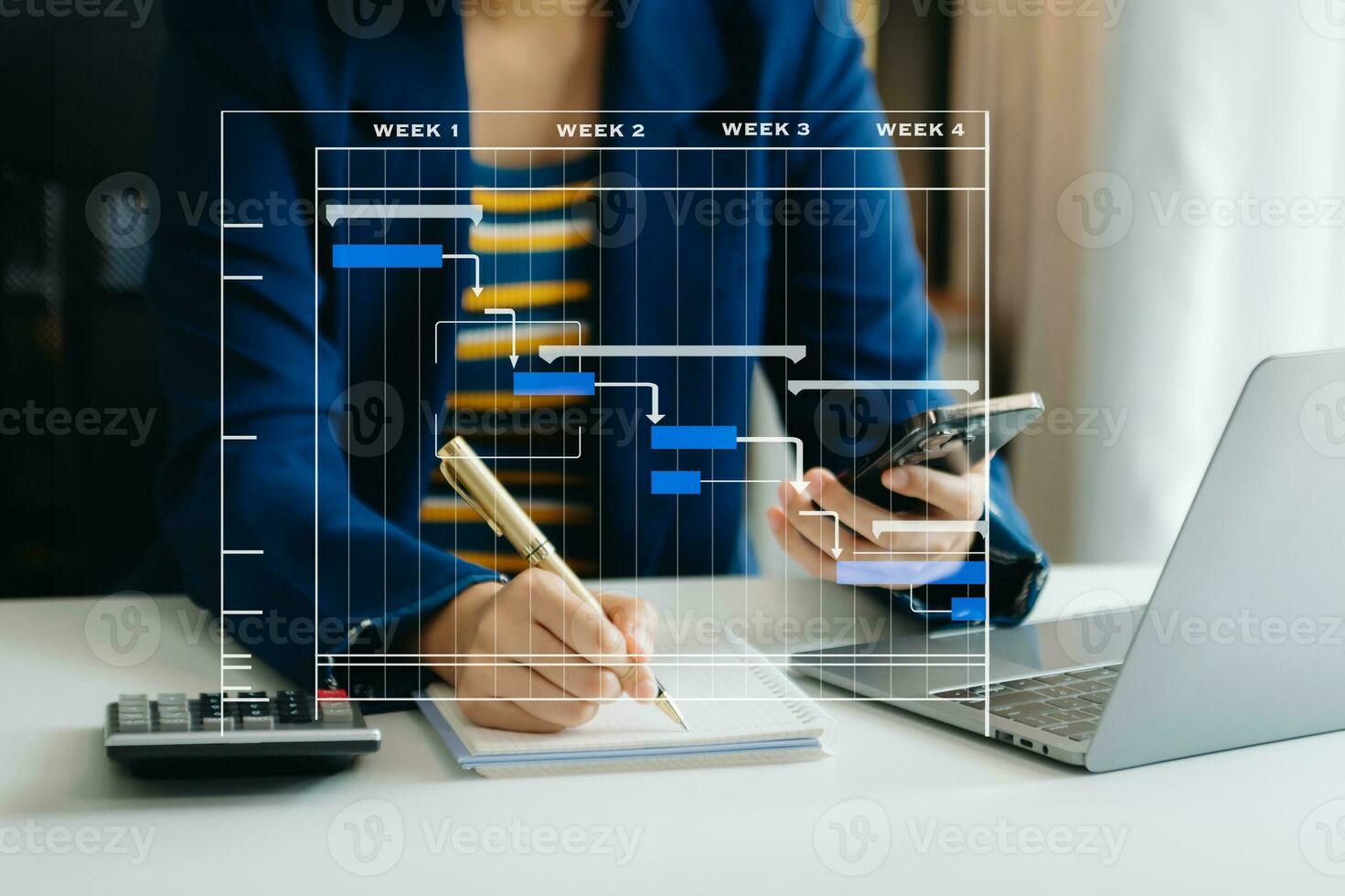 gerente de proyecto trabajando y actualizando tareas con hitos de planificación de progreso y diagrama de programación de diagramas de gantt. negocios que trabajan con teléfonos inteligentes, tabletas y computadoras portátiles en la oficina. foto