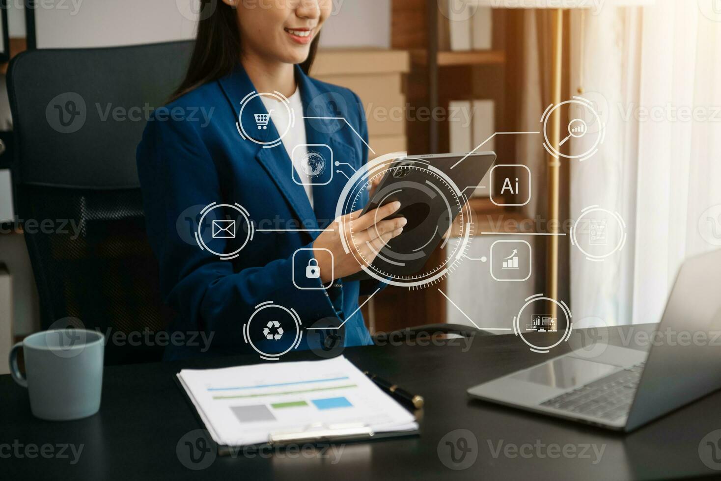 mujer de negocios analizando ventas datos y económico crecimiento grafico financiero, solución análisis y desarrollo contenido en mesa con digital tableta. foto