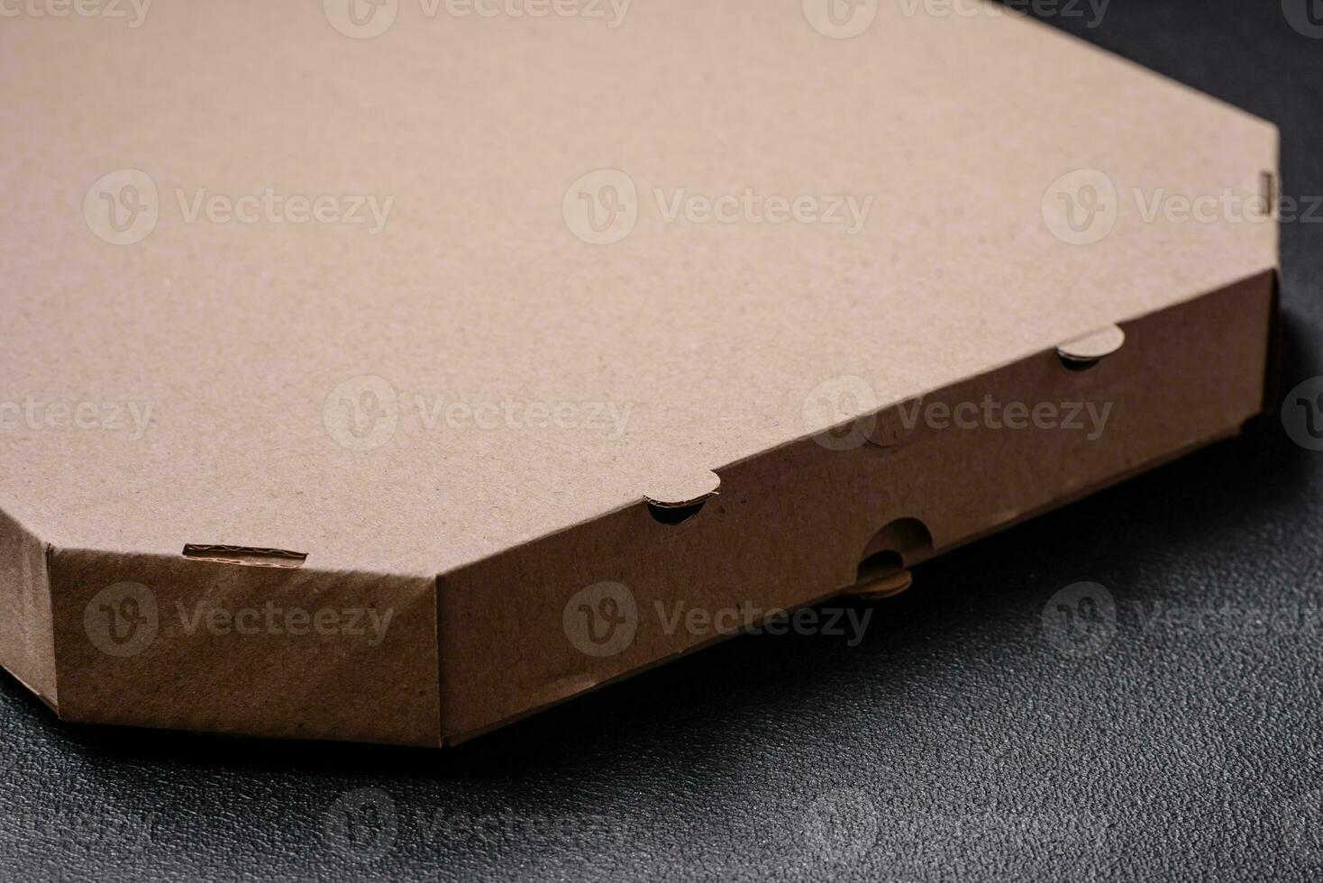 vacío cartulina rectangular marrón caja para entrega de delicioso Pizza foto