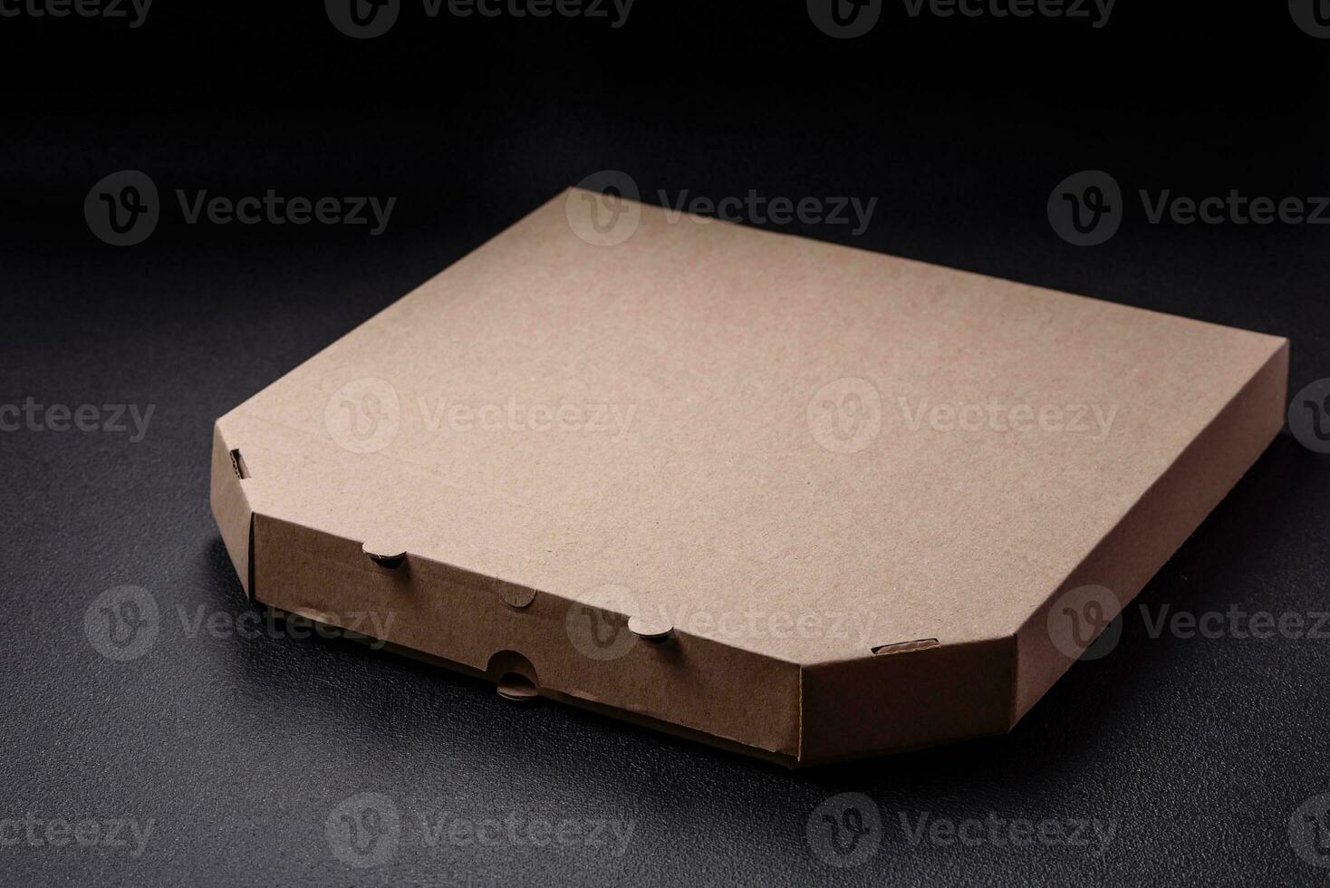 vacío cartulina rectangular marrón caja para entrega de delicioso Pizza foto