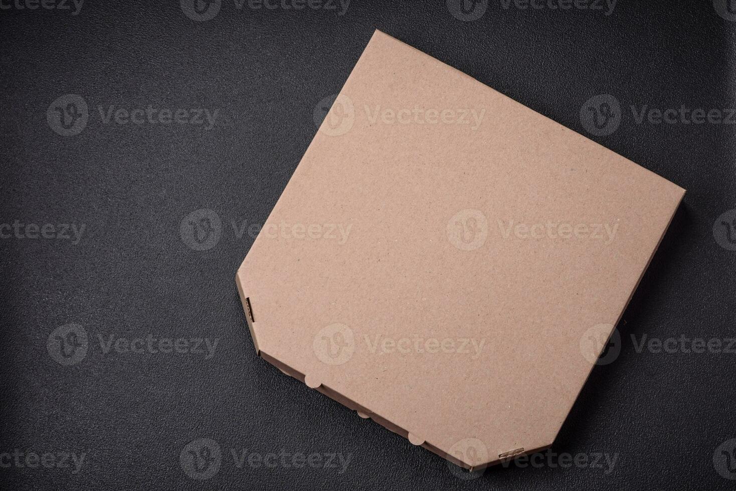 vacío cartulina rectangular marrón caja para entrega de delicioso Pizza foto