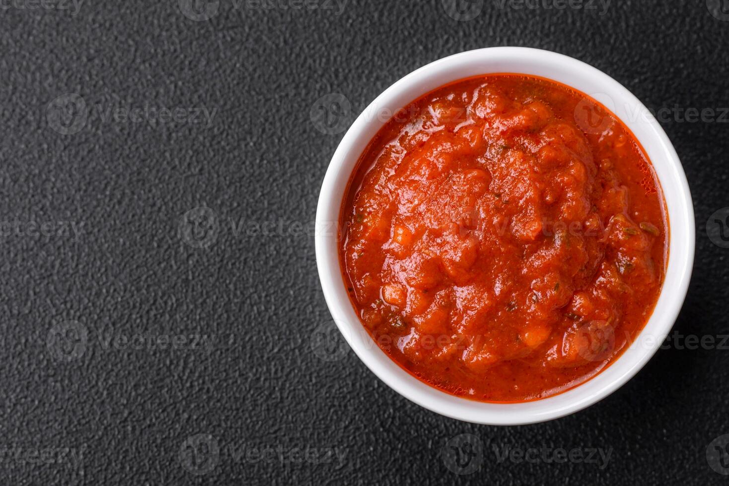 delicioso rojo napolitana salsa con cebollas, sal, especias y hierbas foto