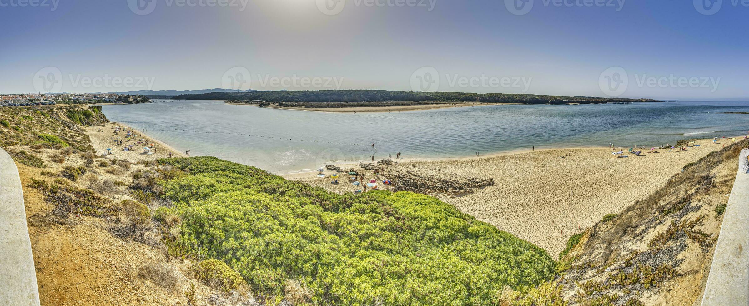 panorámico imagen de el boca de el río rio mira dentro el atlántico Oceano foto