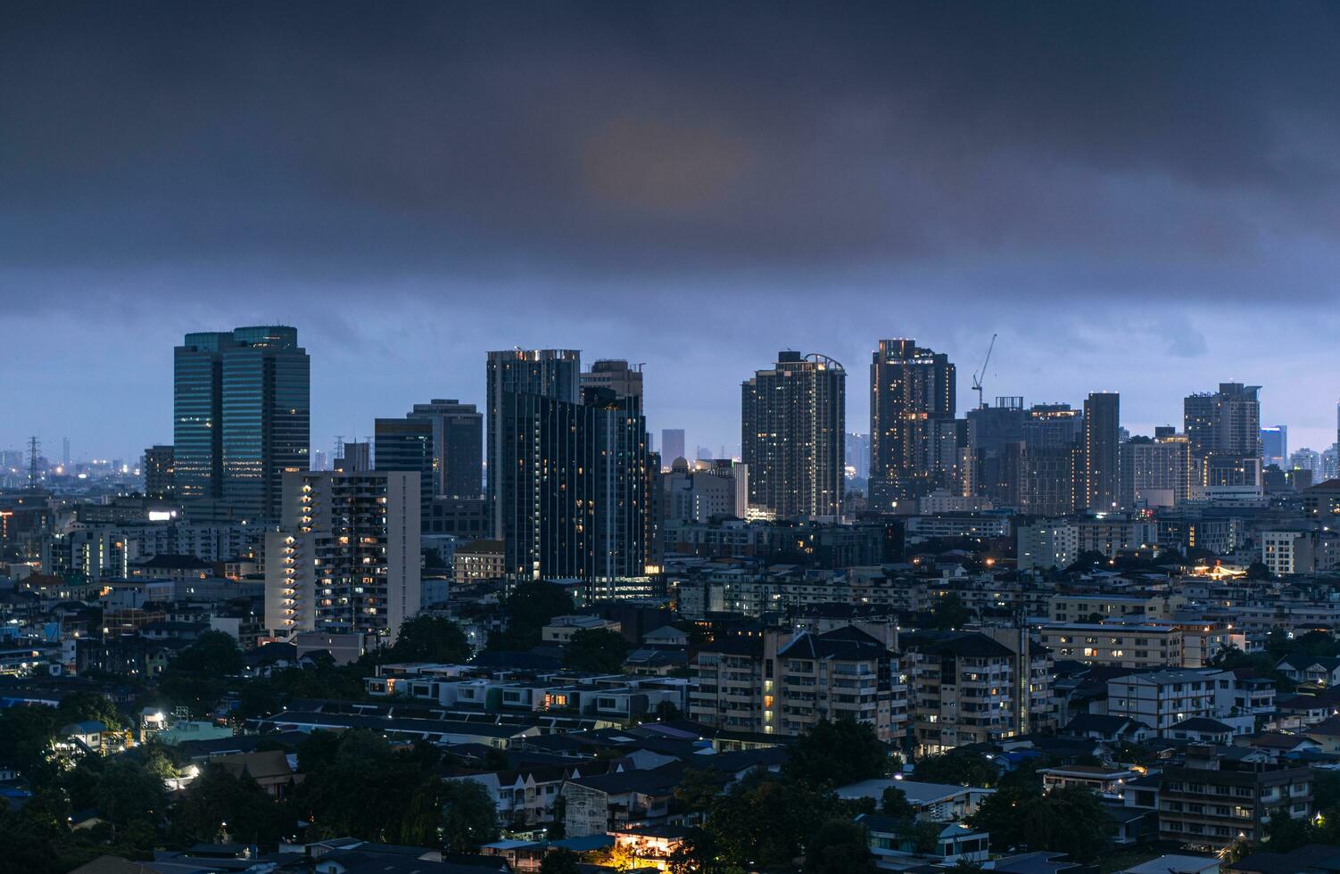 ver ciudad de Bangkok en Tailandia antes de el tormenta en el crepúsculo , lluvioso temporada grueso nubes cubrir el ciudad, global calentamiento clima cambio concepto foto