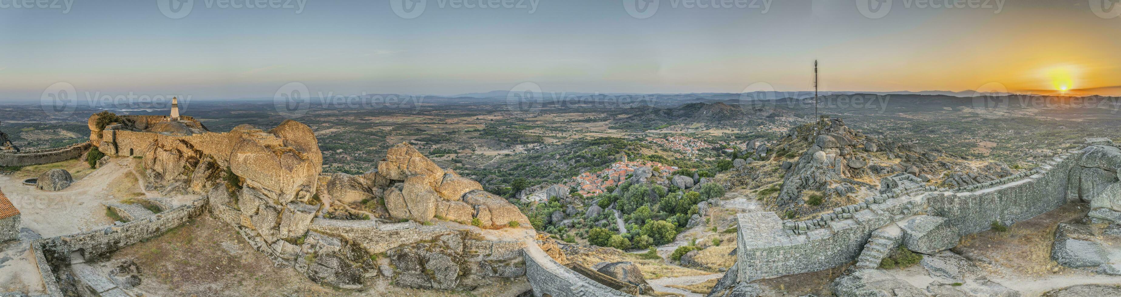 zumbido panorama de histórico ciudad y fortificación Monsanto en Portugal en el Mañana durante amanecer foto