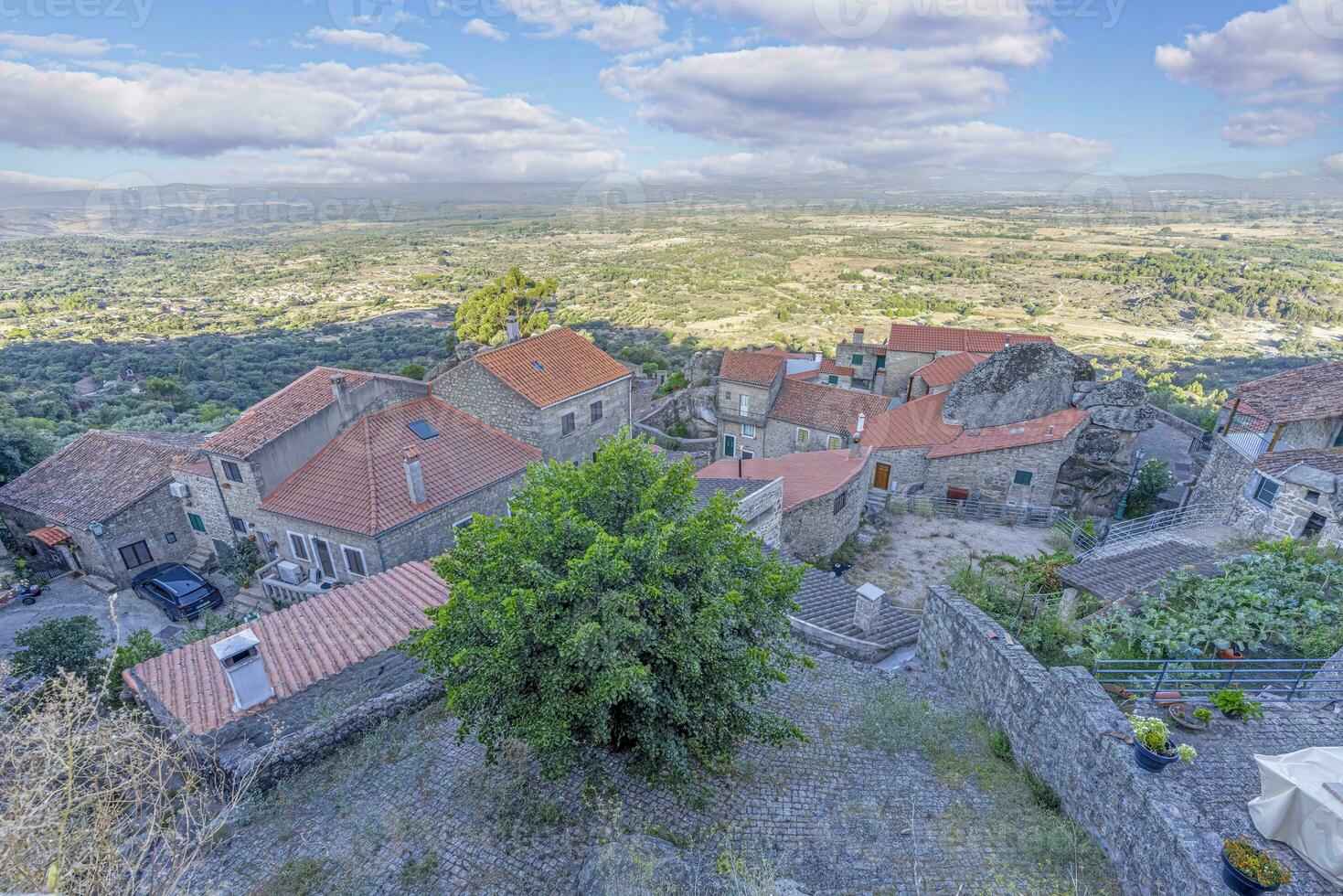 ver terminado abandonado histórico pueblo de monsant en Portugal durante amanecer foto