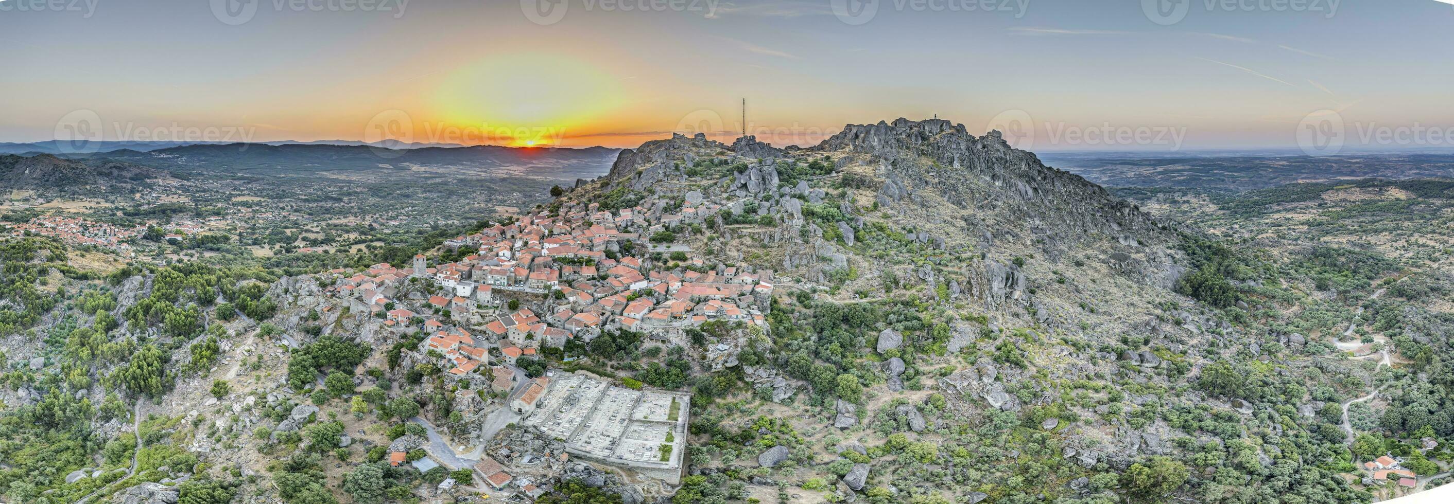 zumbido panorama de histórico ciudad y fortificación Monsanto en Portugal en el Mañana durante amanecer foto