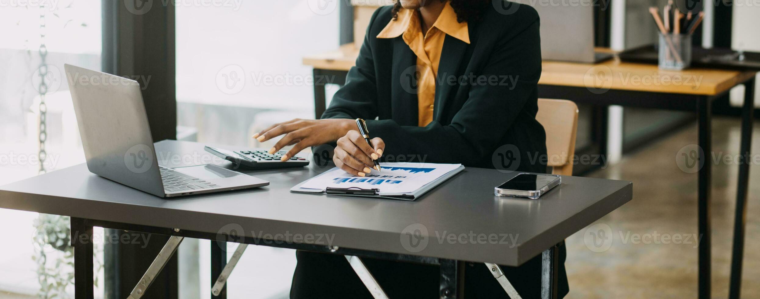 empresario empresario asiático y mujer de negocios discutiendo un nuevo proyecto de negocios en tableta en una reunión moderna en una oficina moderna, concepto casual de negocios asiáticos. foto