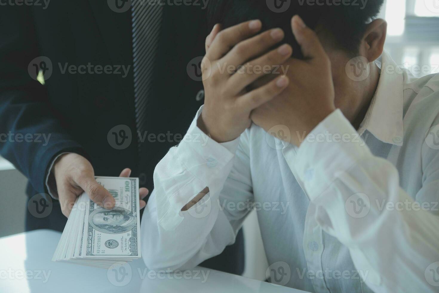 de cerca asiático masculino personas coche vendedor o ventas gerente ofertas a vender un coche y explica y lee el condiciones de firma un coche contrato y seguro. foto