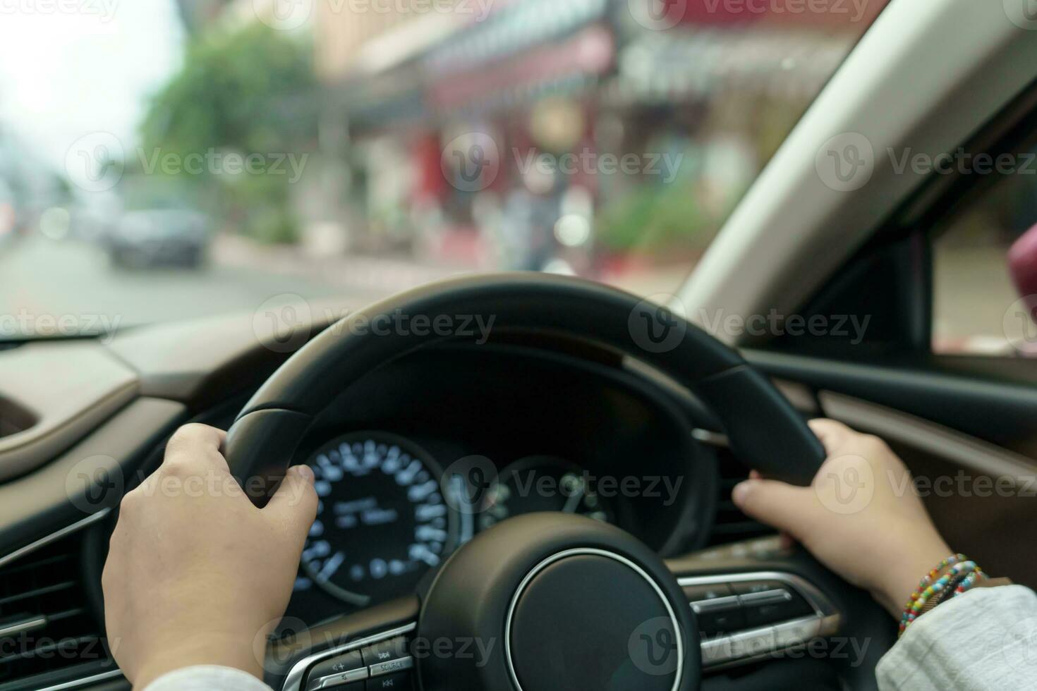 mujer conducción coche. niña sensación contento a conducir participación direccion rueda y mirando en la carretera foto