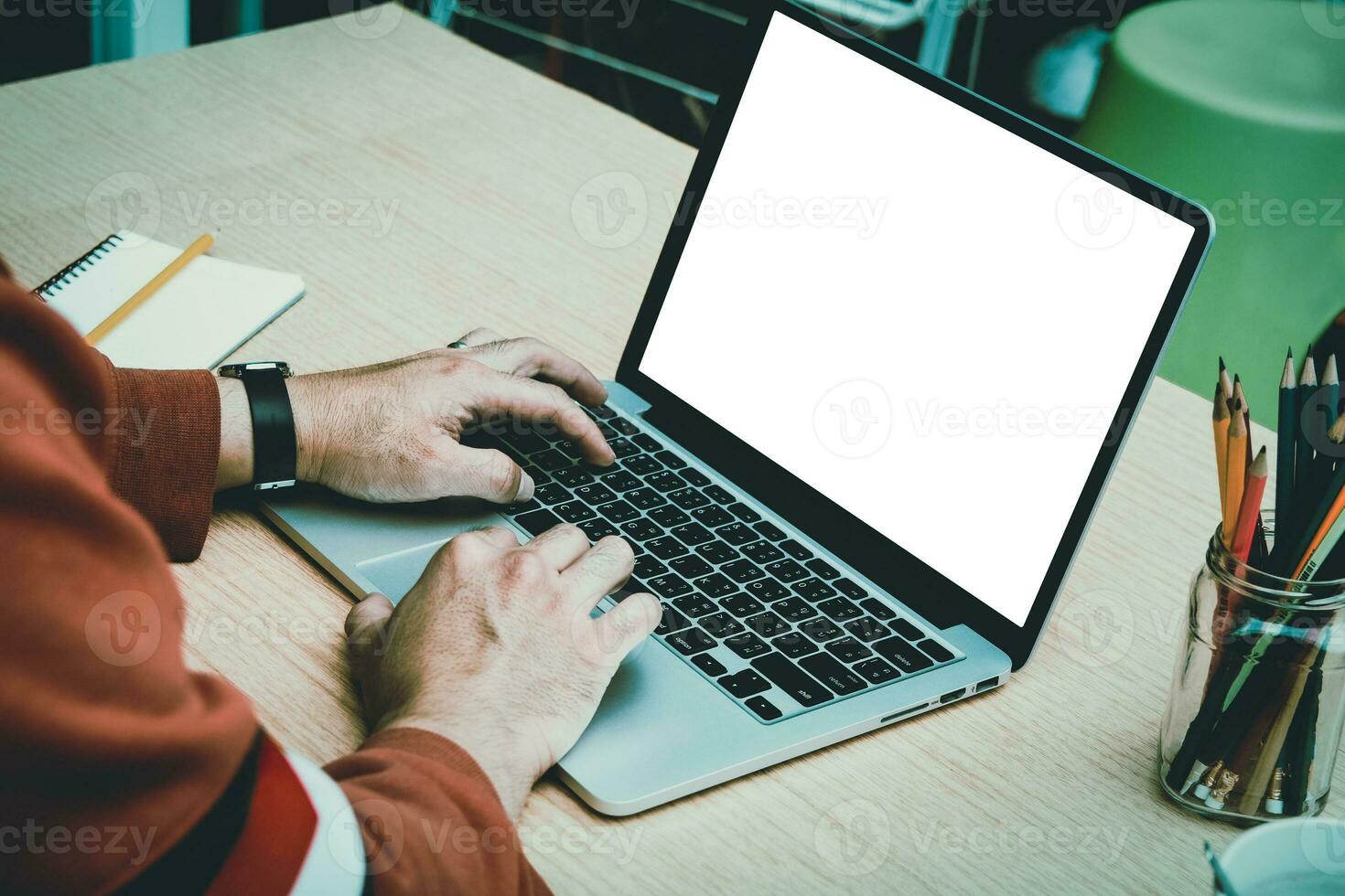 Universidad de estudiante utilizando ordenador portátil cuaderno trabajando aprendizaje en línea a hogar con blanco blanco pantalla escritorio. Bosquejo monitor para usar. foto