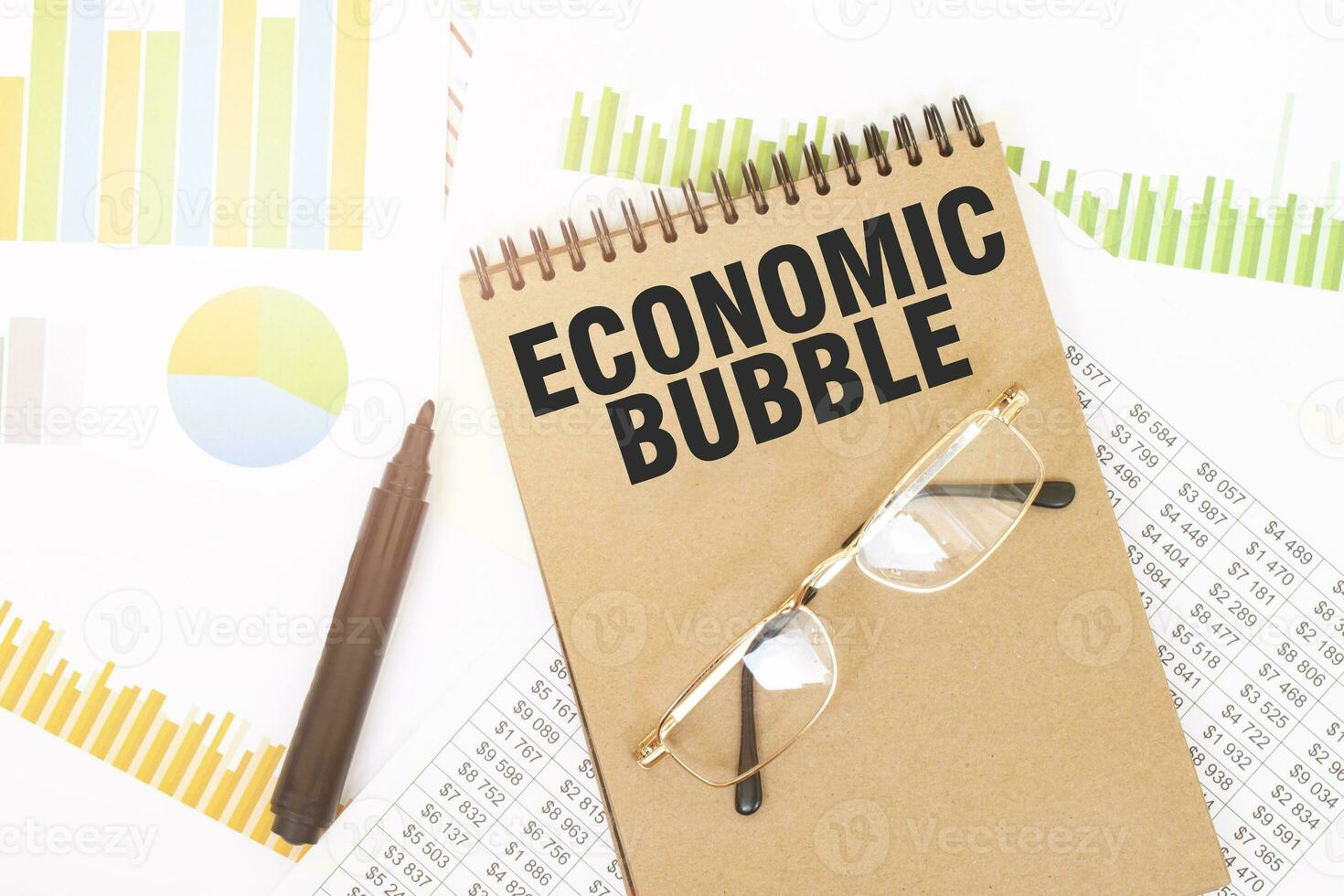 en un arte color cuaderno es un económico burbuja inscripción, siguiente a lápices, anteojos, gráficos y diagramas foto