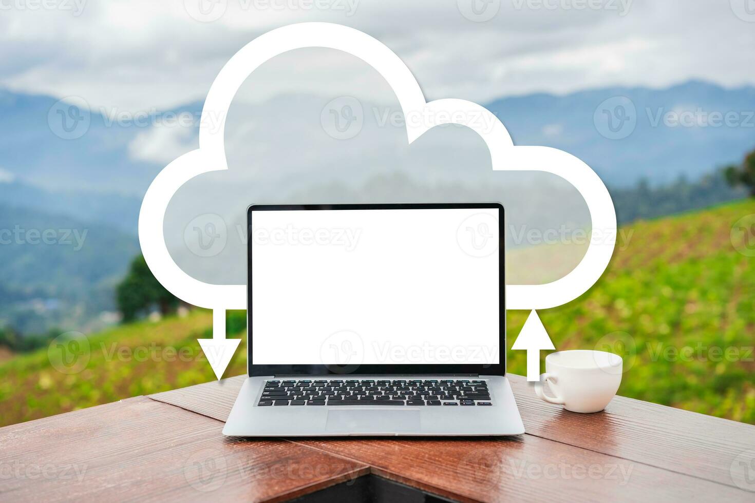 vacío pantalla ordenador portátil con taza de café con montaña ver y niebla en el mañana, nube informática concepto foto