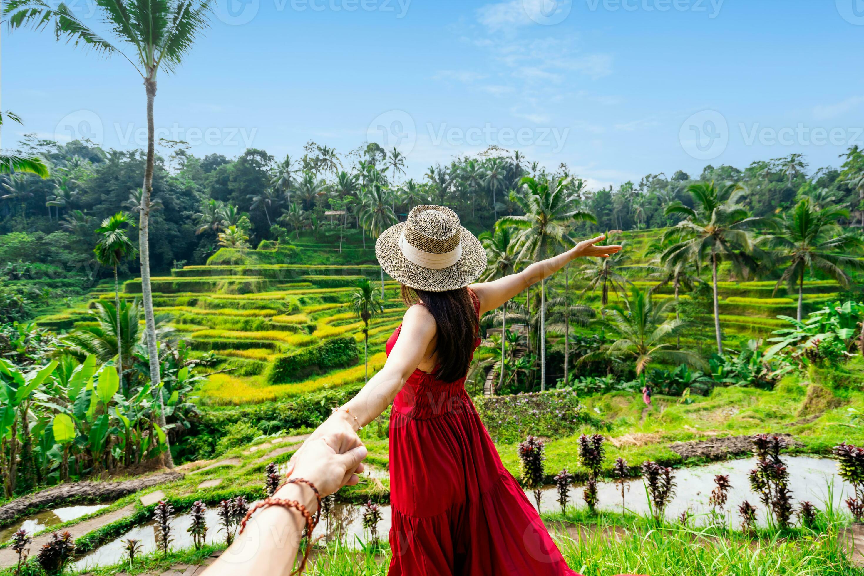 Young couple traveler looking at the beautiful tegalalang rice terrace in  Bali, Indonesia 29595739 Stock Photo at Vecteezy