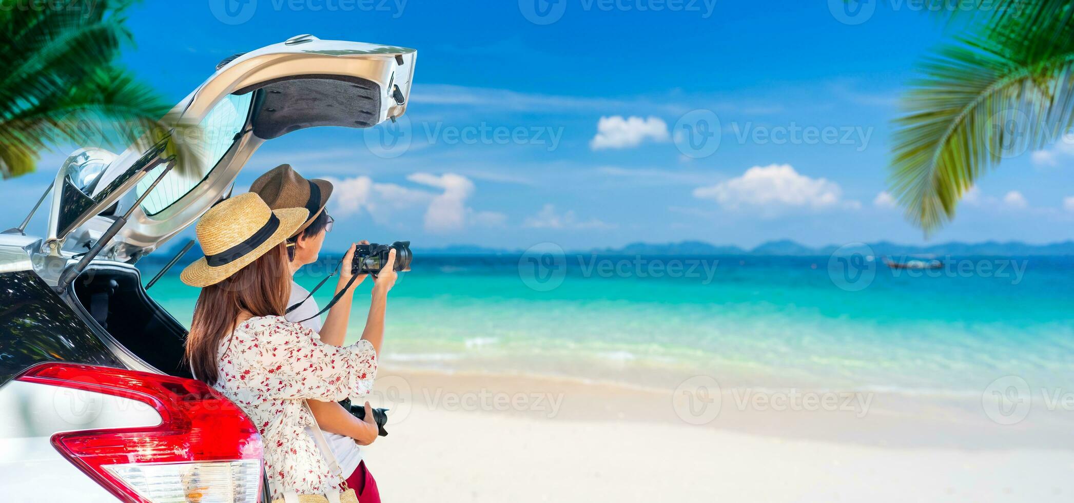 joven Pareja turista mirando a el hermosa playa y mar ver con coche mientras viaje conducción la carretera viaje en verano vacaciones foto
