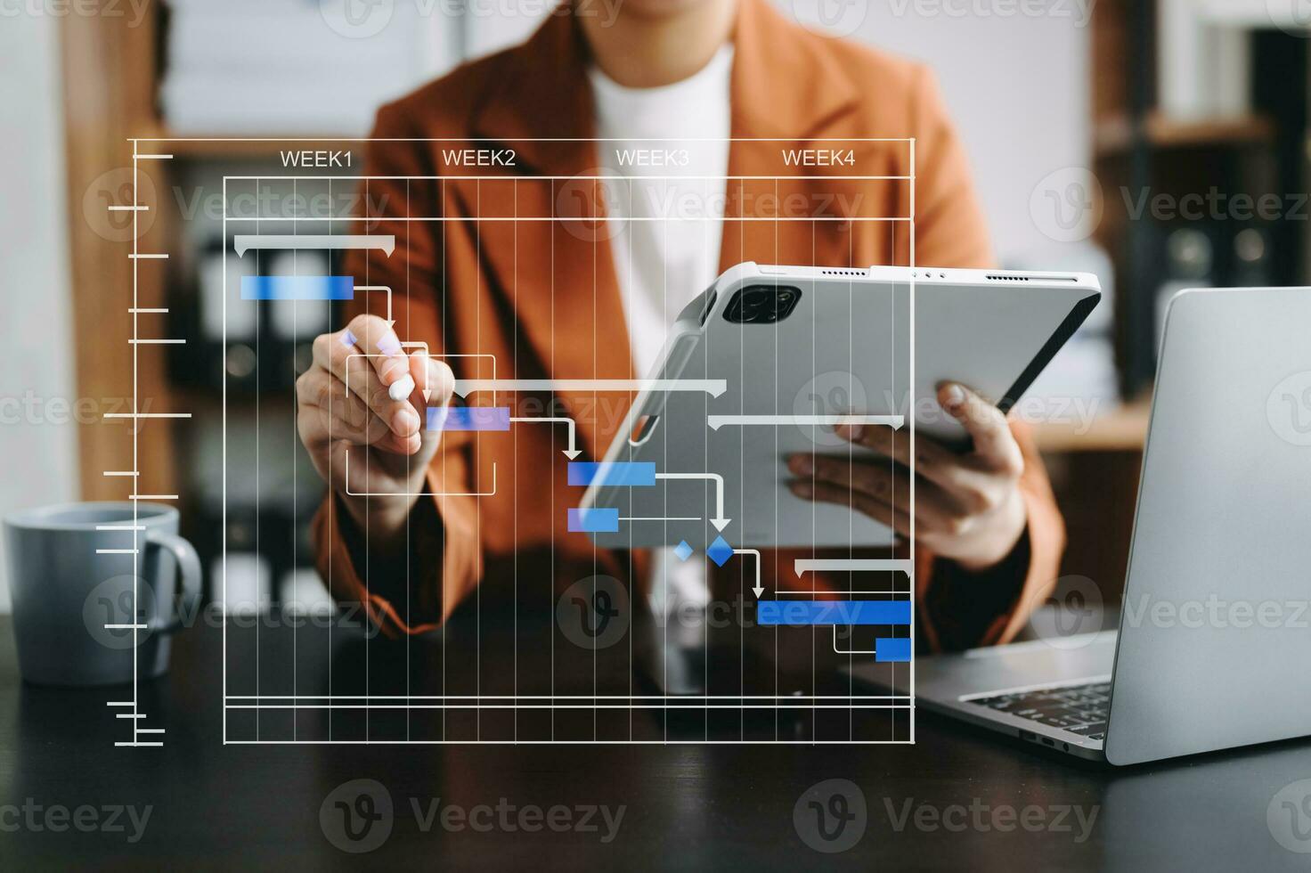 gerente de proyecto trabajando y actualizando tareas con hitos de planificación de progreso y diagrama de programación de diagramas de gantt. negocios que trabajan con teléfonos inteligentes, tabletas y computadoras portátiles en la oficina. foto