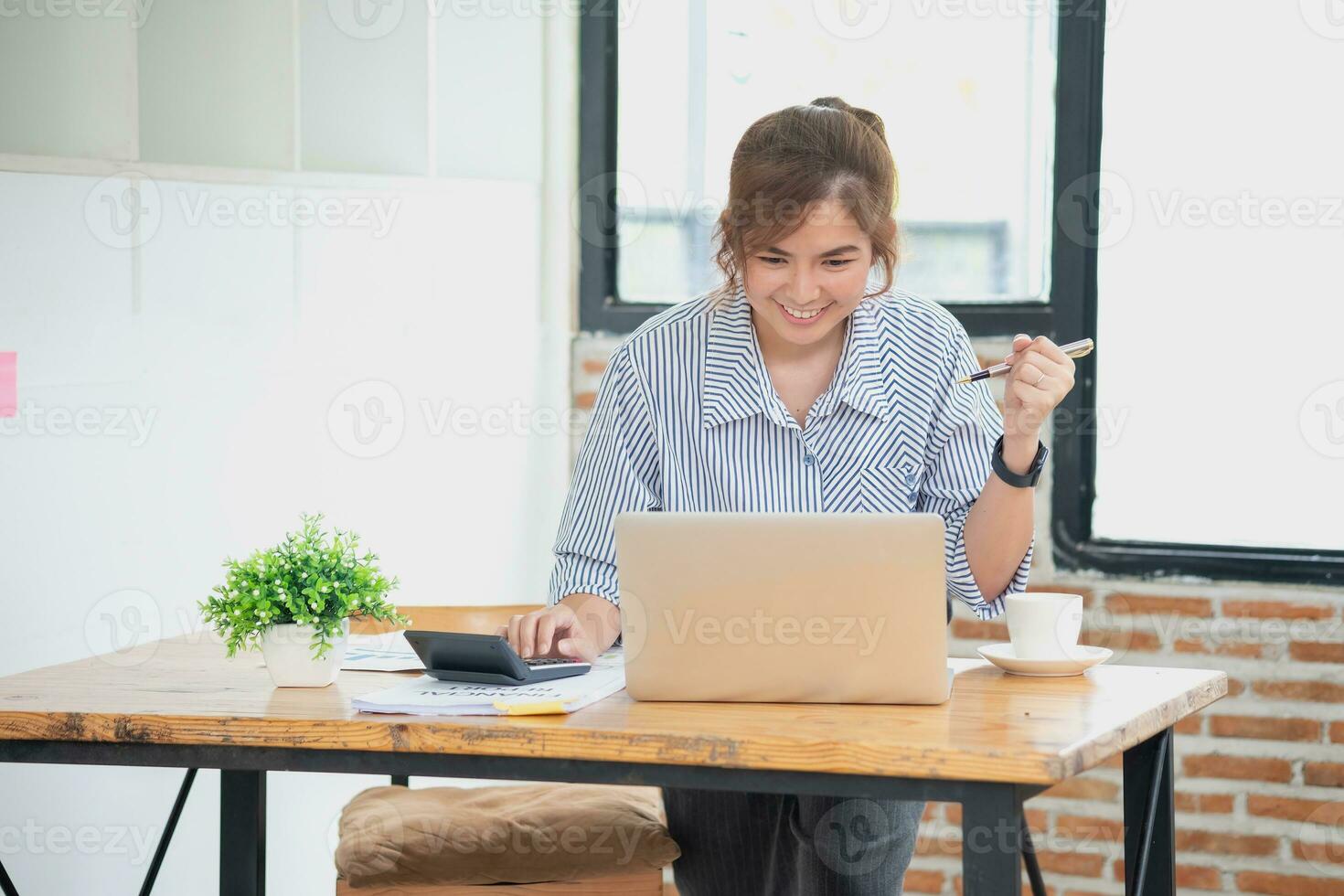 hermosa joven adolescente asiático negocio mujer utilizando computadora ordenador portátil con manos arriba en ganador es un gesto, contento a ser exitosamente celebrando logro éxito. foto