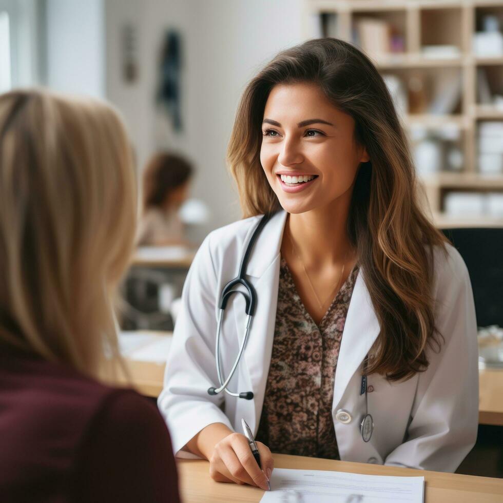 hembra médico consultante con paciente en oficina foto