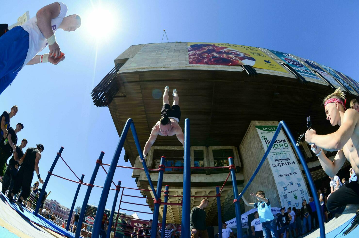 kharkiv, ucrania - 27 de mayo de 2018 espectáculo de entrenamiento callejero durante el festival anual de culturas callejeras foto