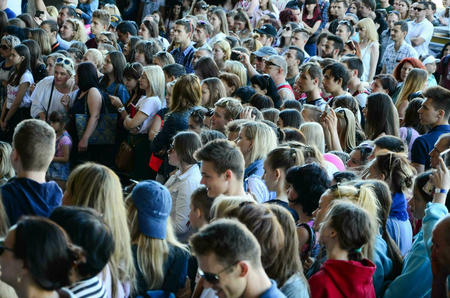 kharkiv, ucrania - 27 de mayo de 2018 multitud de personas como espectadores durante el festival anual de culturas callejeras foto