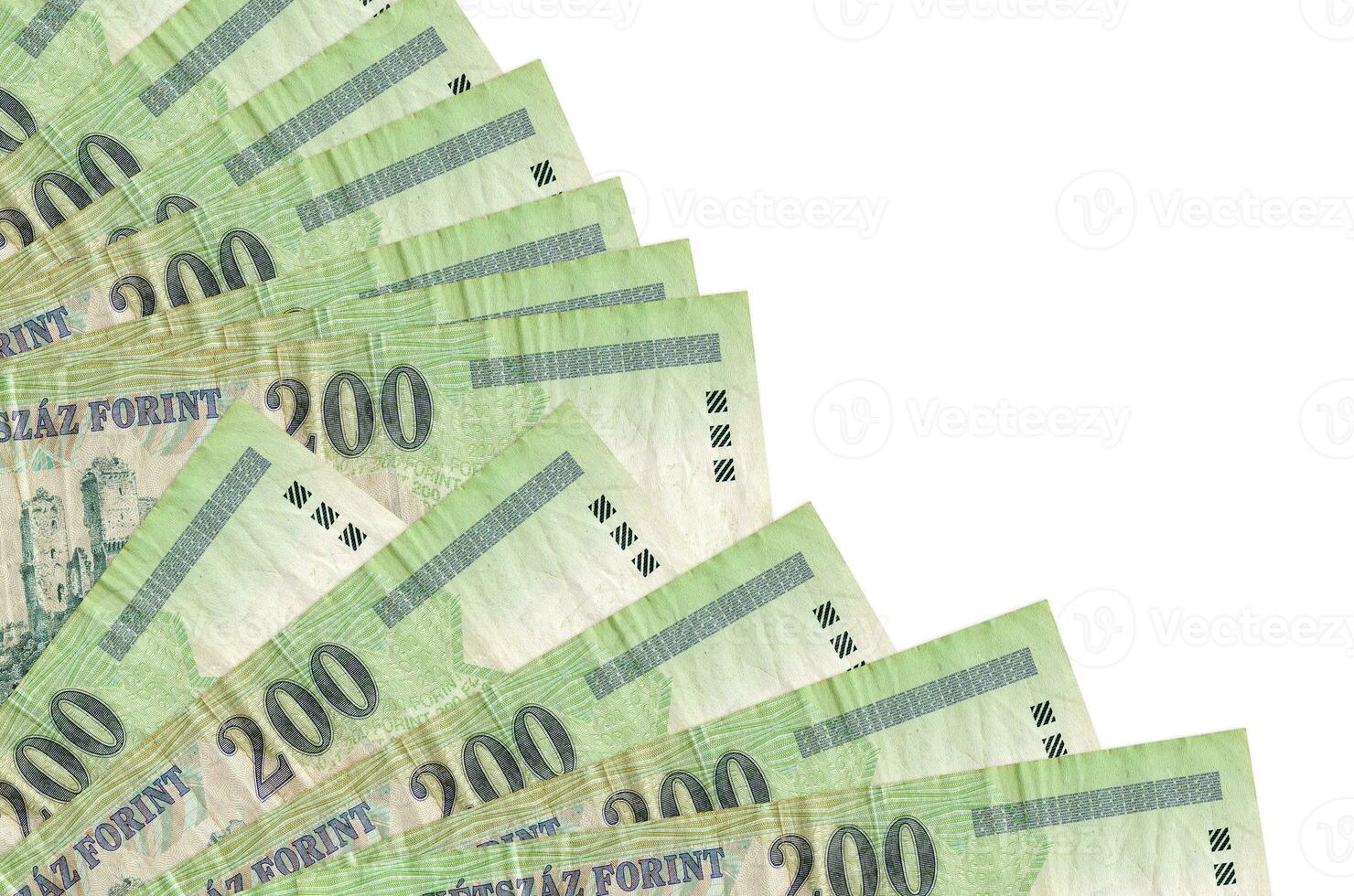 200 billetes de florín húngaro se encuentran aislados en fondo blanco con espacio de copia apilado en el ventilador de cerca foto
