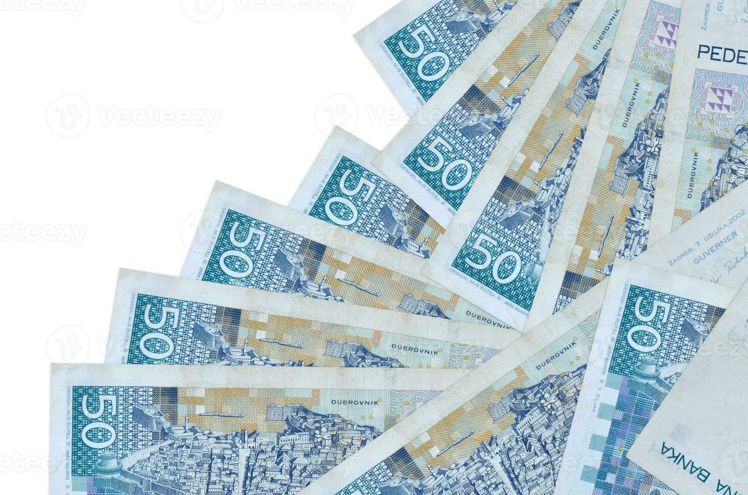 50 billetes de kunas croatas se encuentran en diferente orden aislados en blanco. concepto de banca local o hacer dinero foto