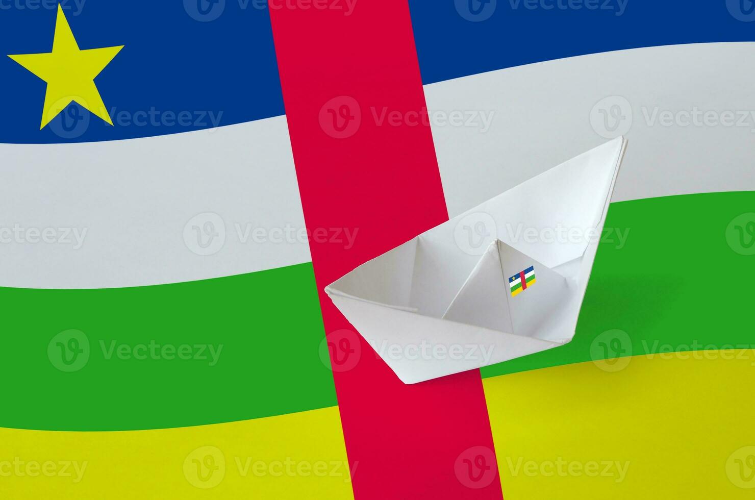 bandera de la república centroafricana representada en el primer plano del barco de origami de papel. concepto de artes hechas a mano foto