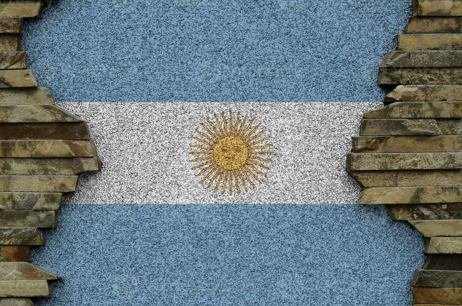 bandera argentina representada en colores de pintura en el primer plano de la pared de piedra antigua. banner texturizado sobre fondo de pared de roca foto