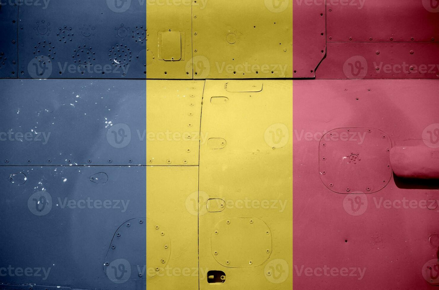 bandera de chad representada en la parte lateral del primer plano de un helicóptero blindado militar. Antecedentes conceptuales de los aviones de las fuerzas armadas. foto