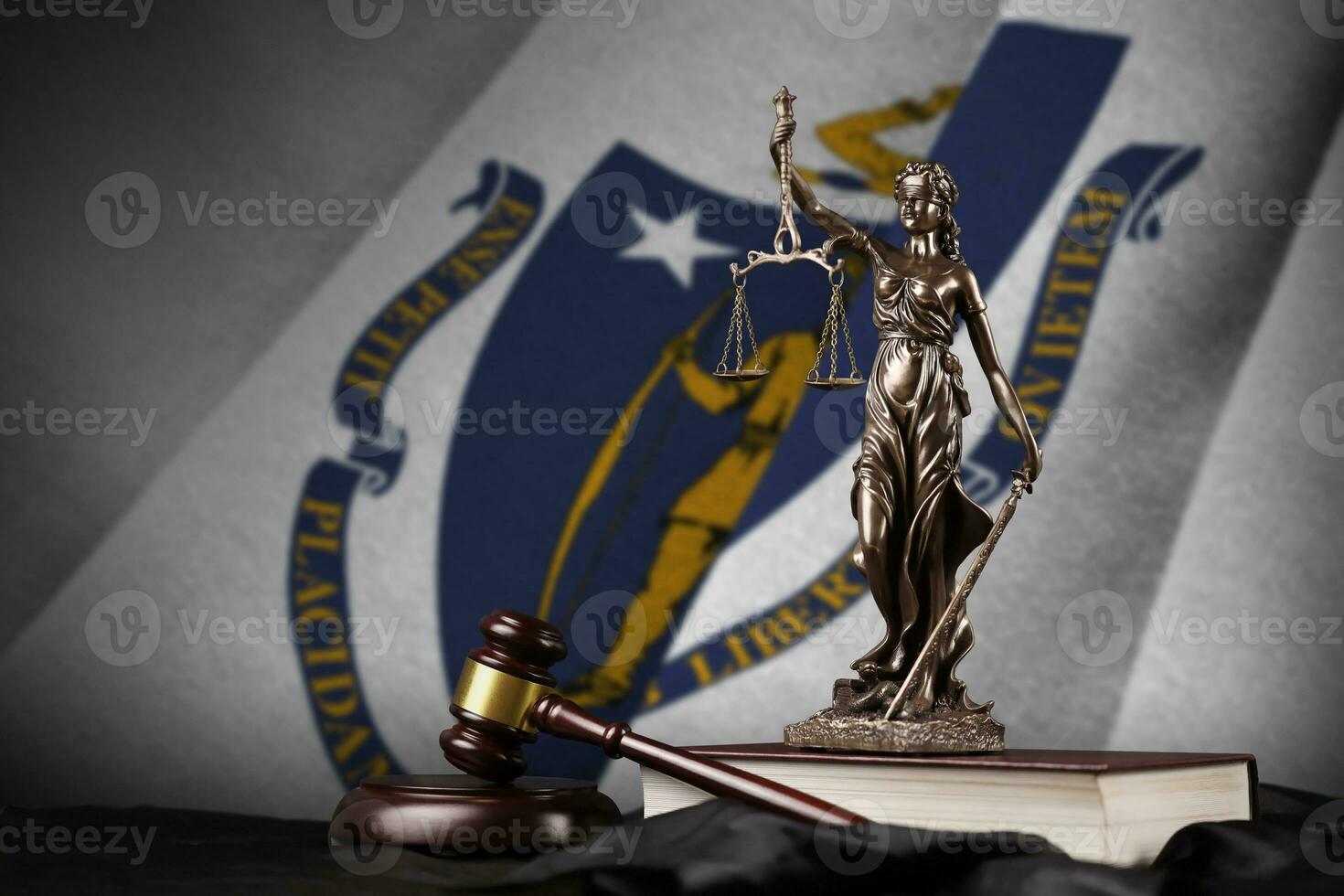Massachusetts nosotros estado bandera con estatua de dama justicia, constitución y juez martillo en negro pañería. concepto de juicio y culpa foto