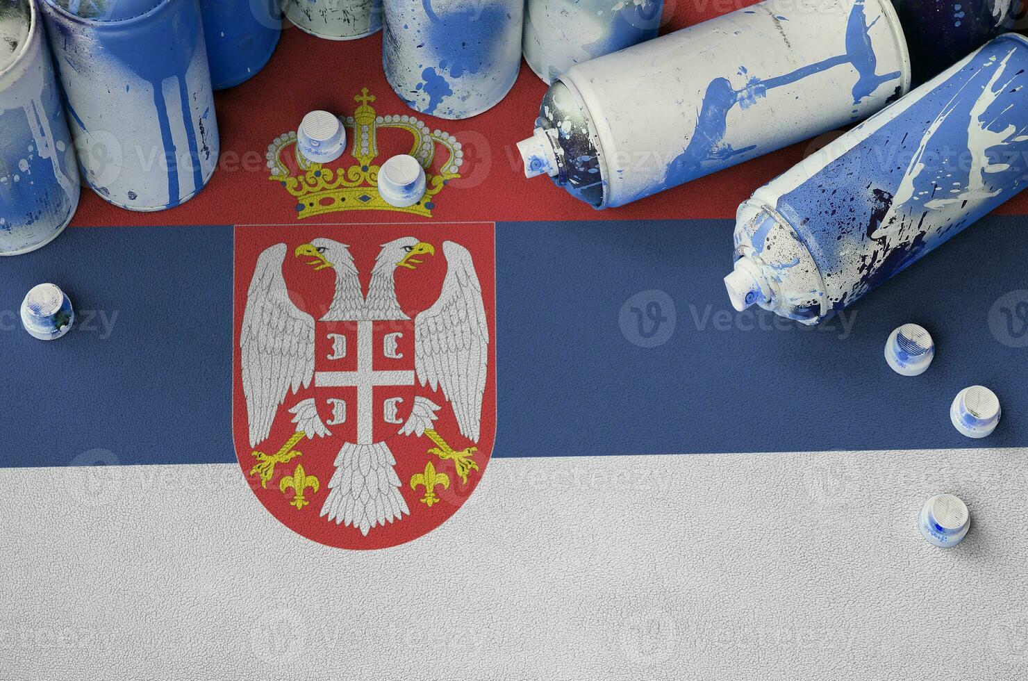serbia bandera y pocos usado aerosol rociar latas para pintada cuadro. calle Arte cultura concepto foto
