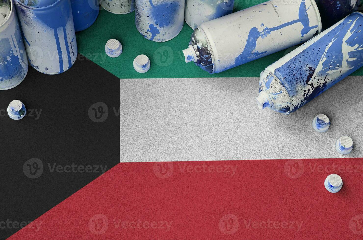 Kuwait bandera y pocos usado aerosol rociar latas para pintada cuadro. calle Arte cultura concepto foto