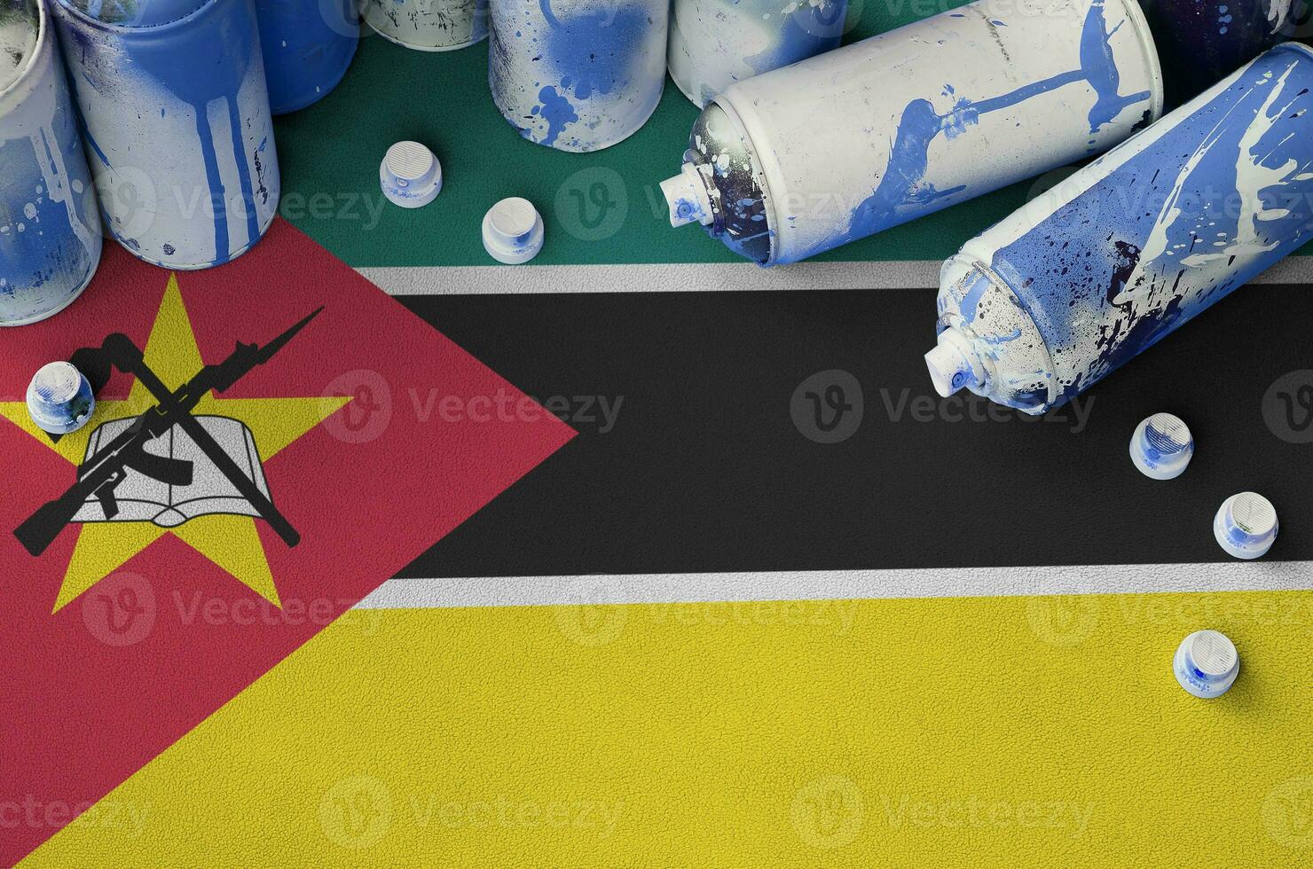 Mozambique bandera y pocos usado aerosol rociar latas para pintada cuadro. calle Arte cultura concepto foto