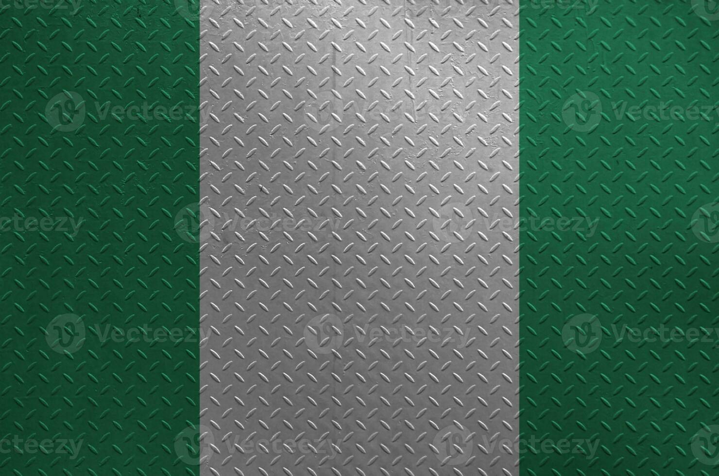 Nigeria bandera representado en pintar colores en antiguo cepillado metal plato o pared de cerca. texturizado bandera en áspero antecedentes foto