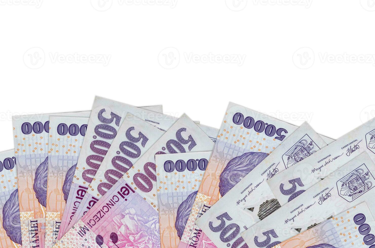 Los billetes de 50000 leu rumanos se encuentran en la parte inferior de la pantalla aislados en fondo blanco con espacio de copia. plantilla de banner de fondo foto