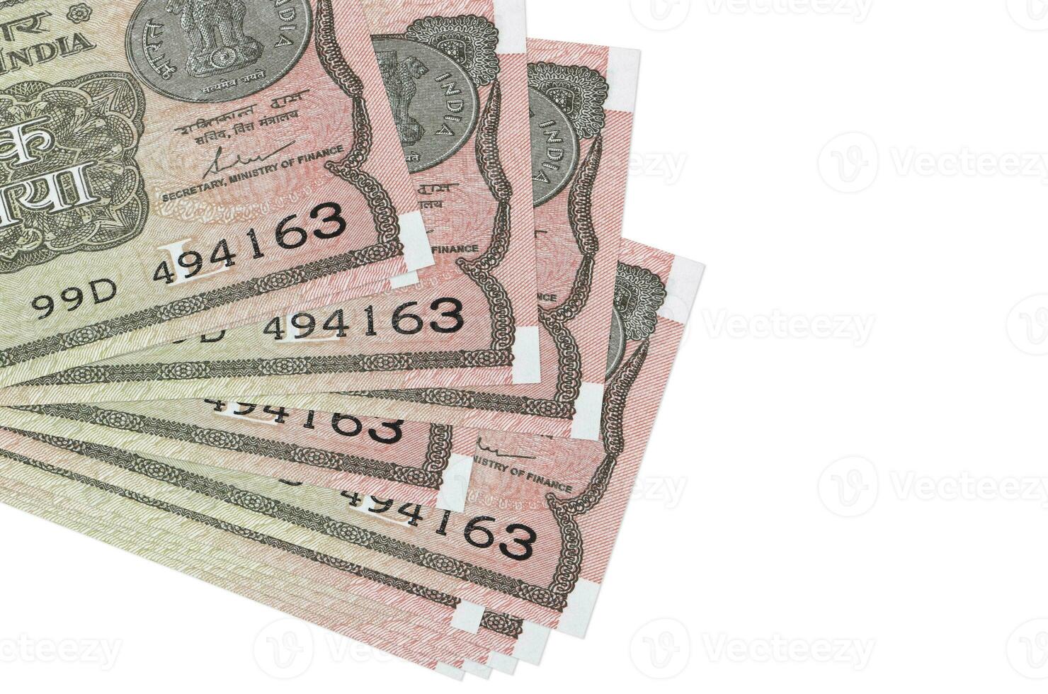 Los billetes de 1 rupia india se encuentran en un pequeño grupo o paquete aislado en blanco. maqueta con espacio de copia. negocios y cambio de moneda foto