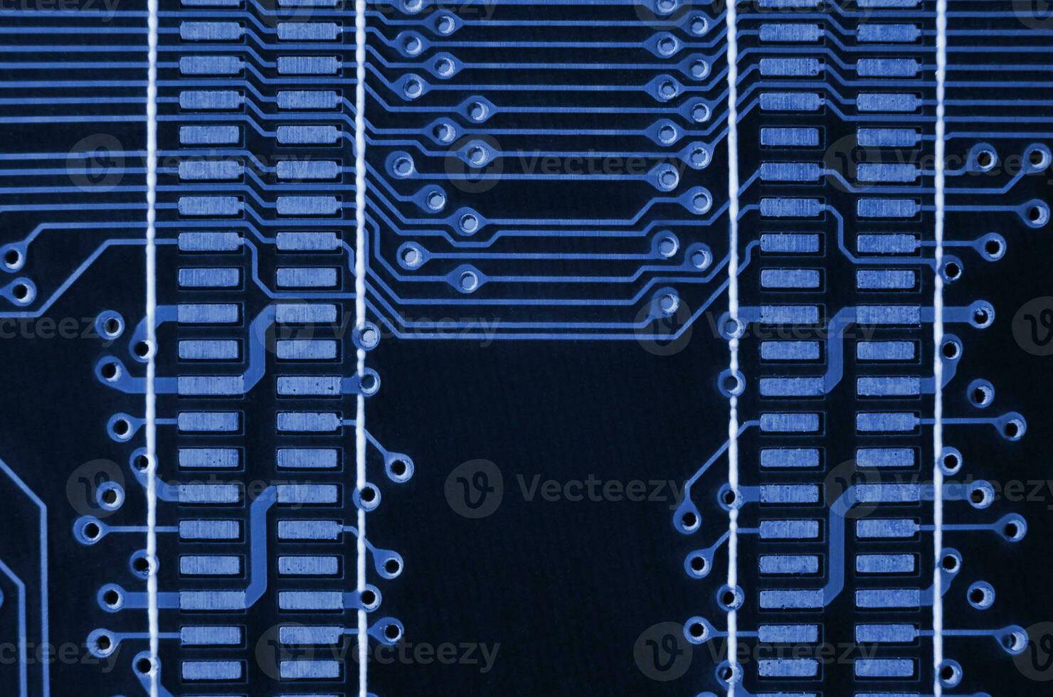 cerca arriba de de colores micro circuito tablero. resumen tecnología antecedentes. fantasma clásico azul color foto